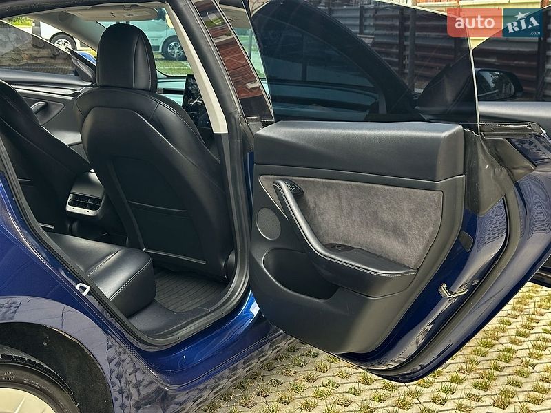 Седан Tesla Model 3 2021 в Самборі