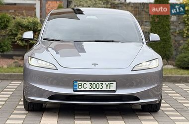 Седан Tesla Model 3 2025 в Стрию
