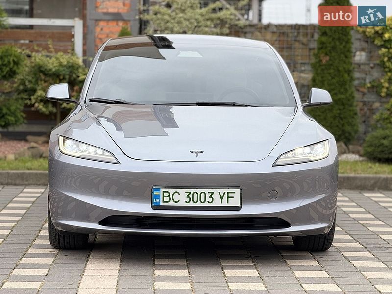 Седан Tesla Model 3 2025 в Стрию