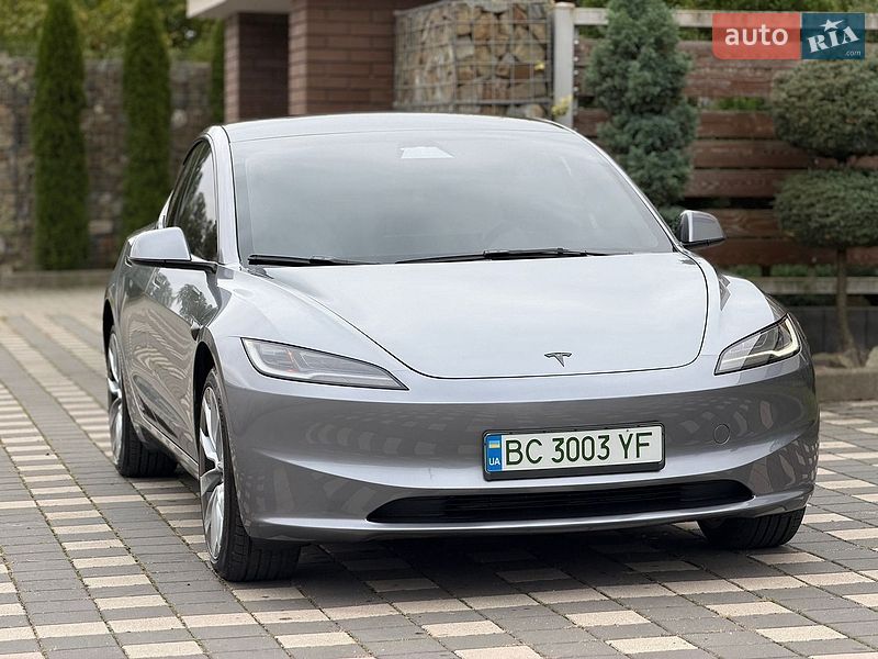 Седан Tesla Model 3 2025 в Стрию