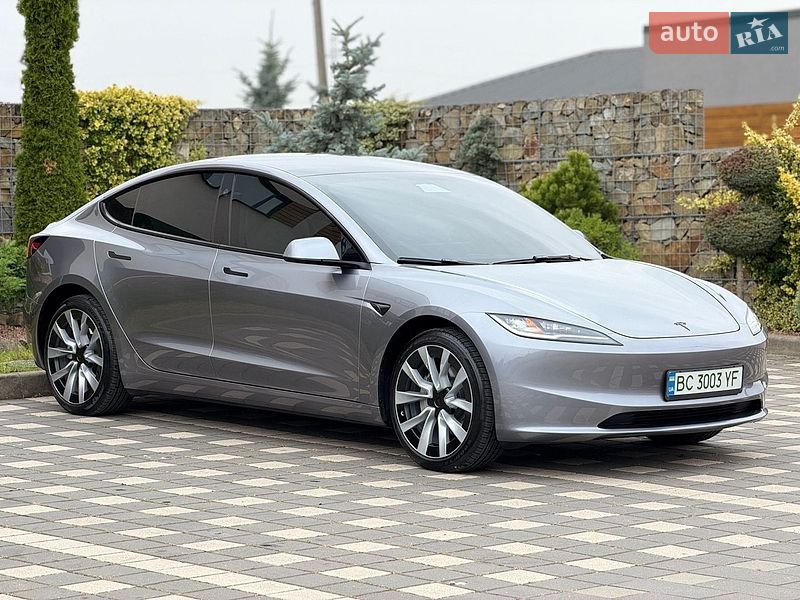 Седан Tesla Model 3 2025 в Стрию