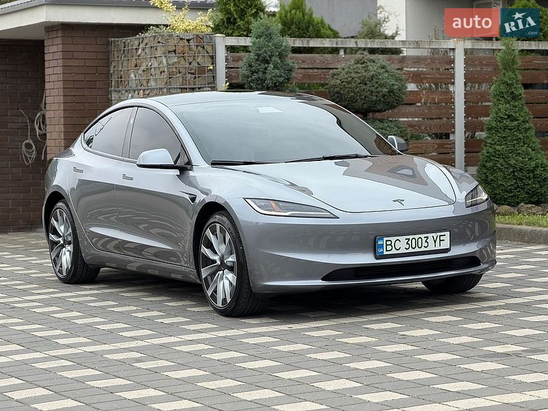 Седан Tesla Model 3 2025 в Стрию