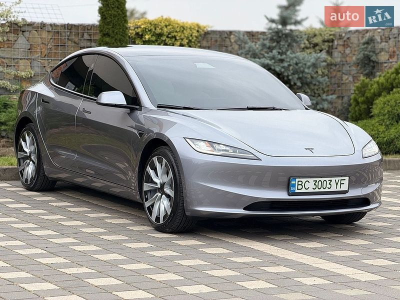 Седан Tesla Model 3 2025 в Стрию
