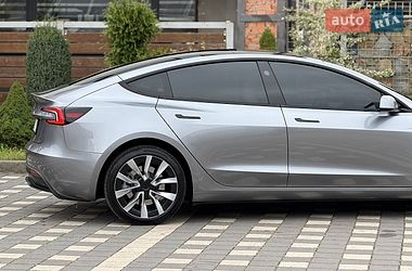 Седан Tesla Model 3 2025 в Стрию