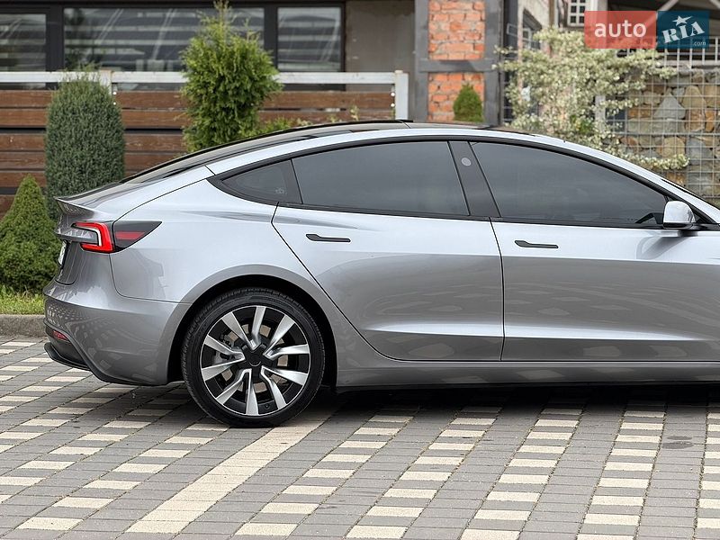 Седан Tesla Model 3 2025 в Стрию