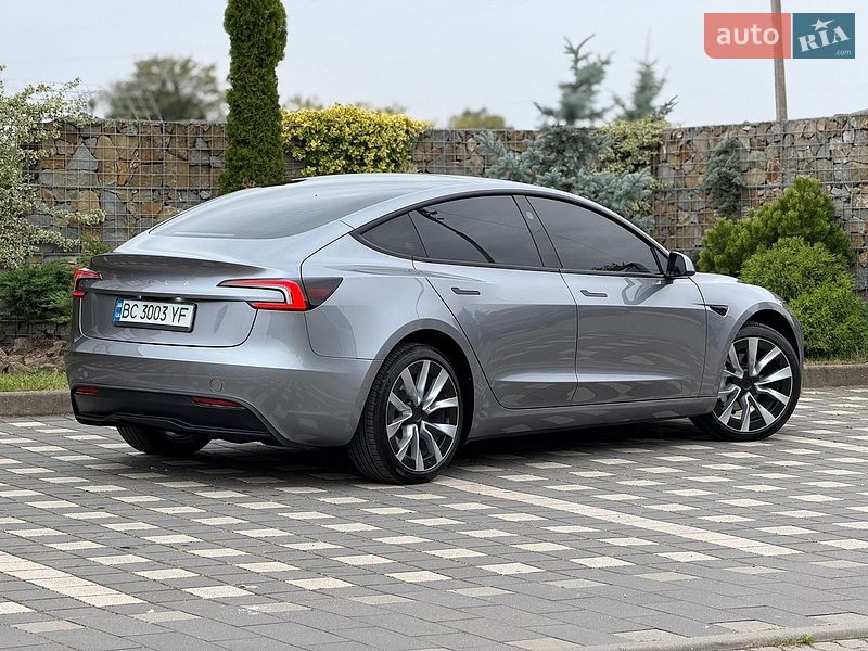 Седан Tesla Model 3 2025 в Стрию