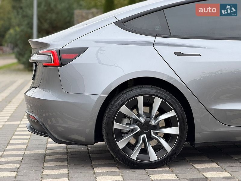 Седан Tesla Model 3 2025 в Стрию