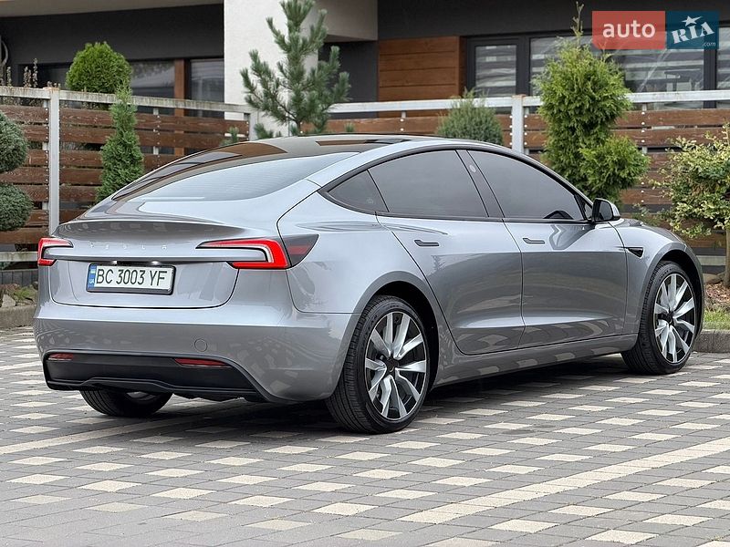 Седан Tesla Model 3 2025 в Стрию
