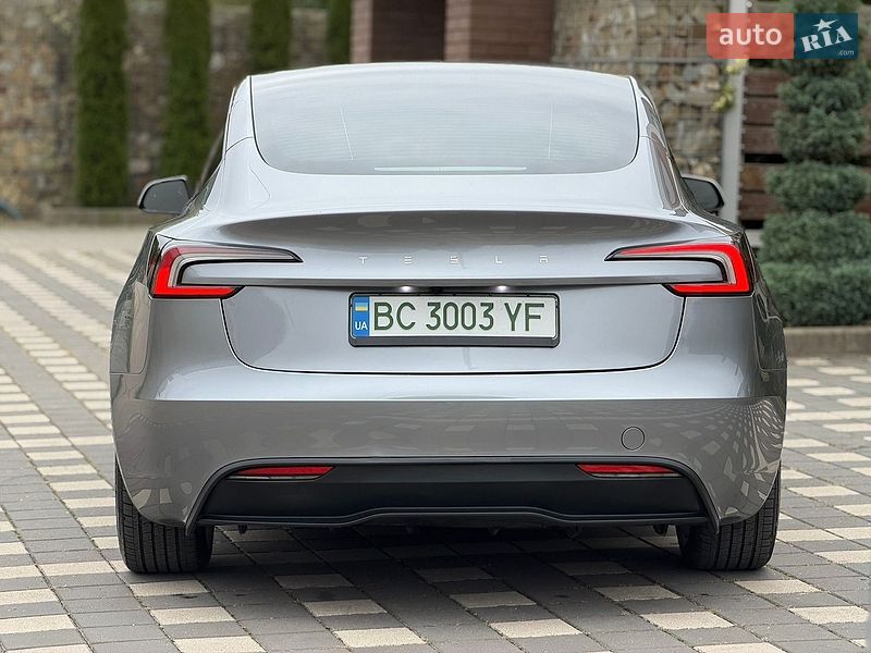 Седан Tesla Model 3 2025 в Стрию