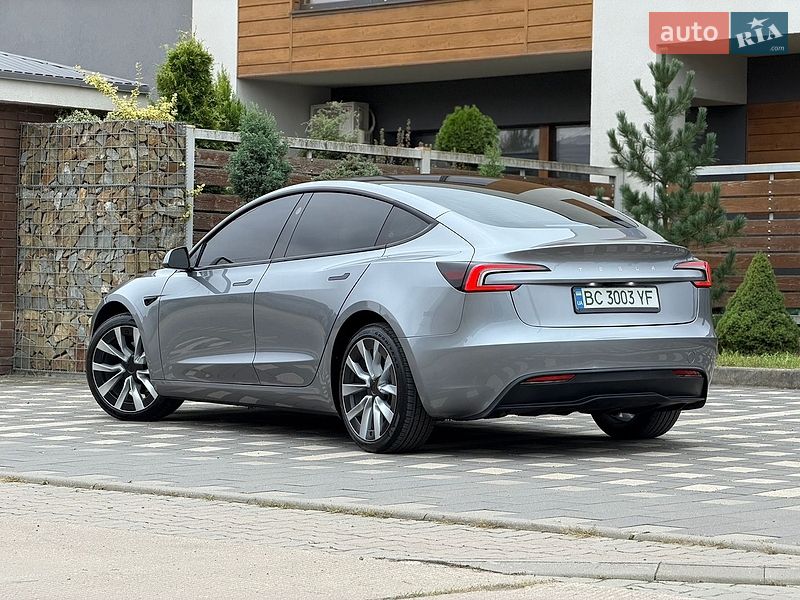 Седан Tesla Model 3 2025 в Стрию