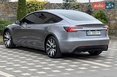 Седан Tesla Model 3 2025 в Стрию