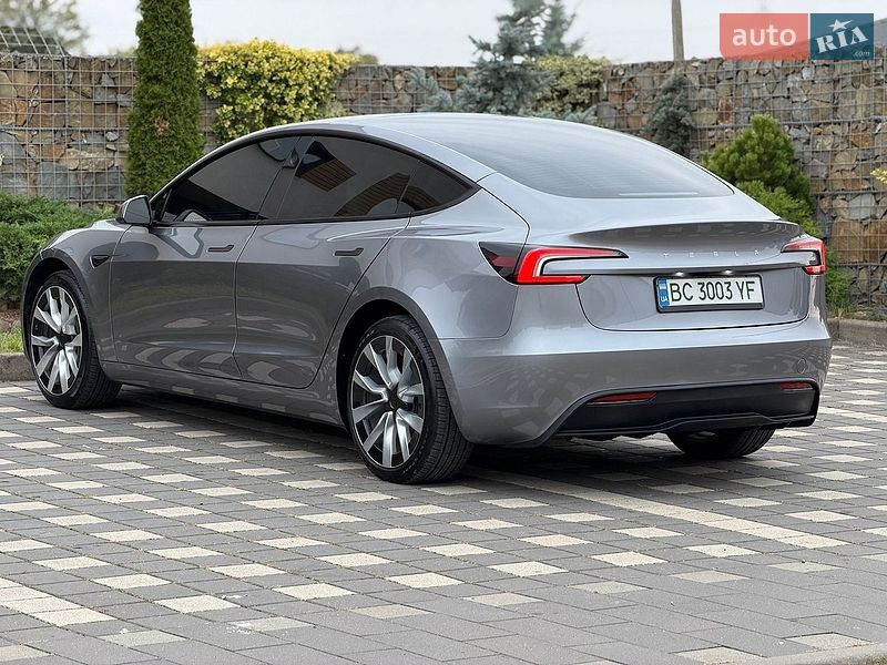 Седан Tesla Model 3 2025 в Стрию
