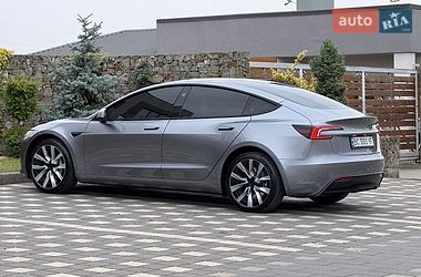 Седан Tesla Model 3 2025 в Стрию