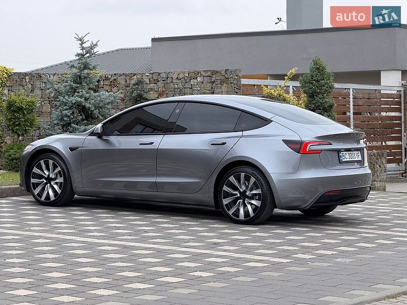 Седан Tesla Model 3 2025 в Стрию