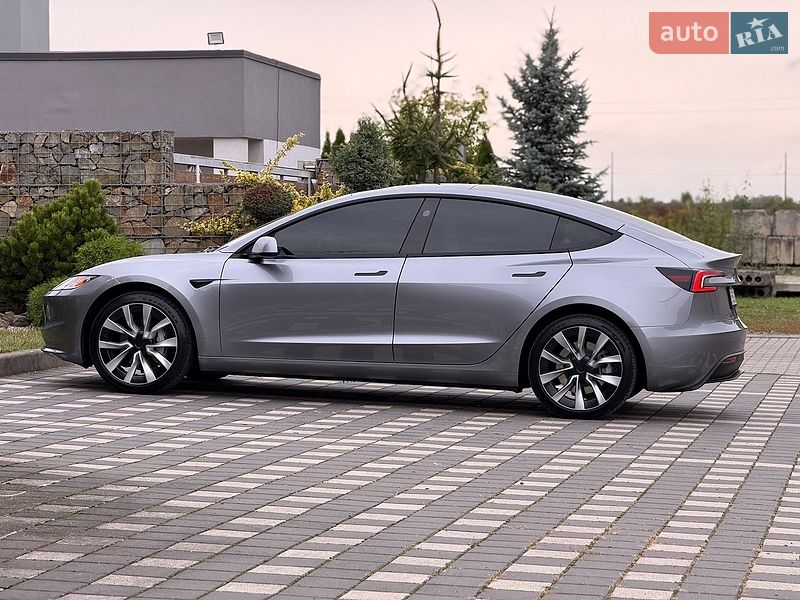 Седан Tesla Model 3 2025 в Стрию