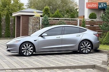 Седан Tesla Model 3 2025 в Стрию