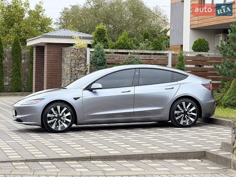 Седан Tesla Model 3 2025 в Стрию