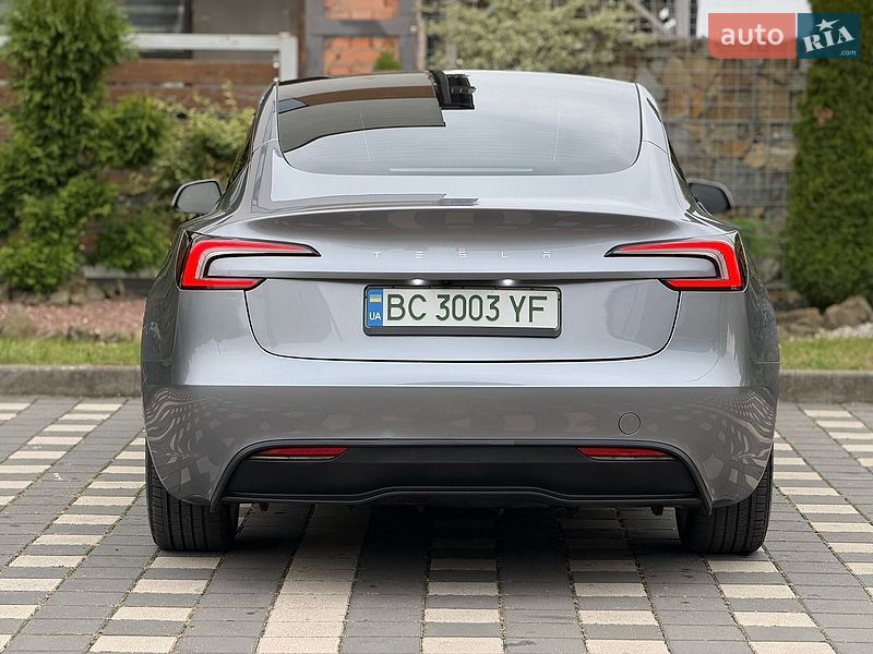 Седан Tesla Model 3 2025 в Стрию