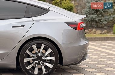 Седан Tesla Model 3 2025 в Стрию