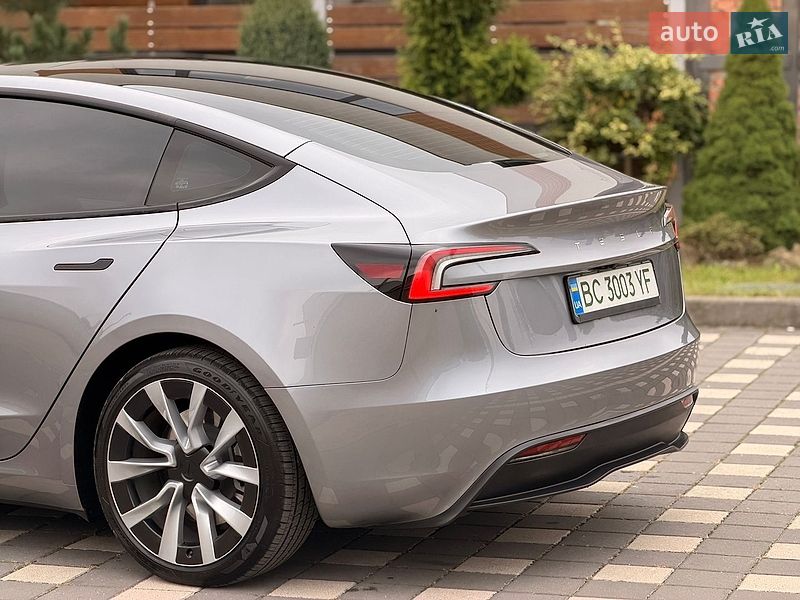 Седан Tesla Model 3 2025 в Стрию