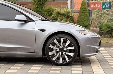 Седан Tesla Model 3 2025 в Стрию