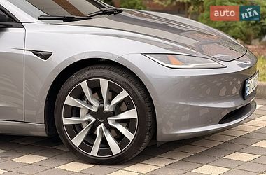 Седан Tesla Model 3 2025 в Стрию