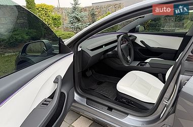 Седан Tesla Model 3 2025 в Стрию