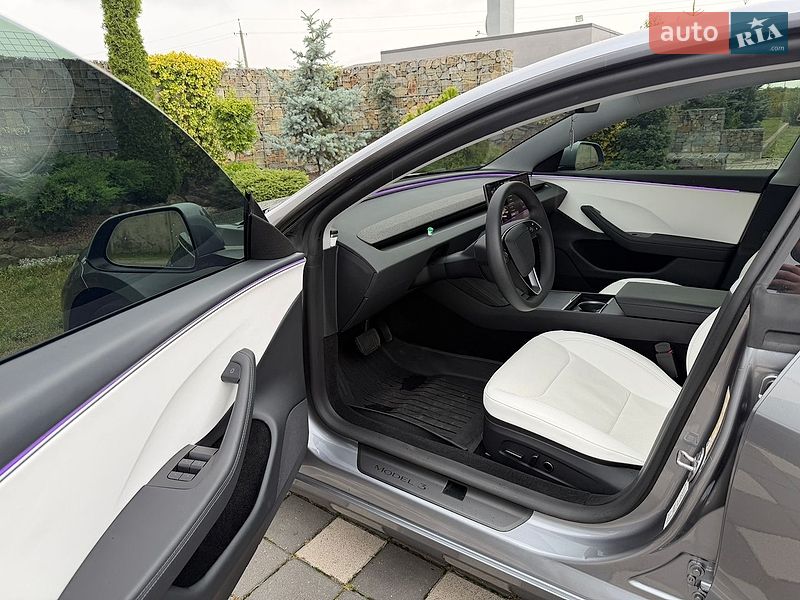 Седан Tesla Model 3 2025 в Стрию