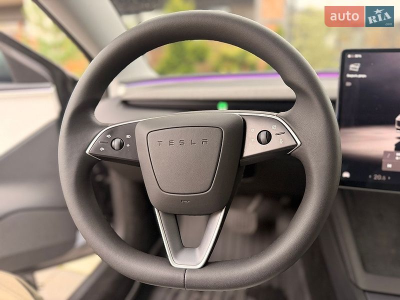 Седан Tesla Model 3 2025 в Стрию