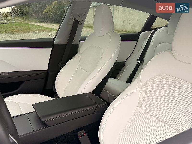 Седан Tesla Model 3 2025 в Стрию