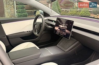 Седан Tesla Model 3 2025 в Стрию
