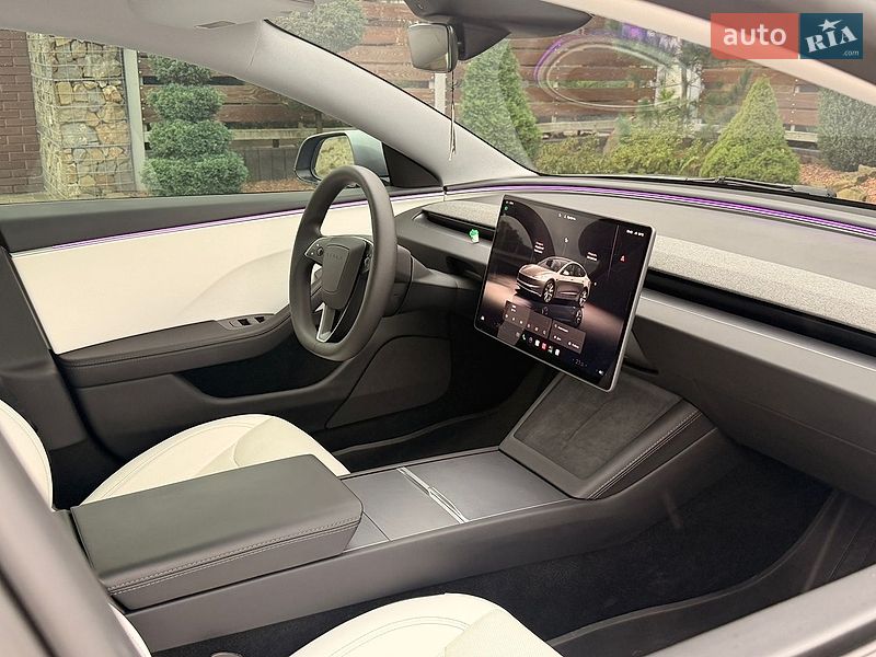 Седан Tesla Model 3 2025 в Стрию