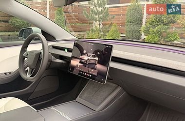 Седан Tesla Model 3 2025 в Стрию