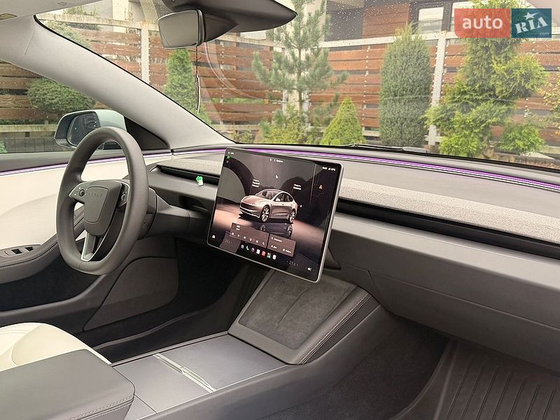 Седан Tesla Model 3 2025 в Стрию