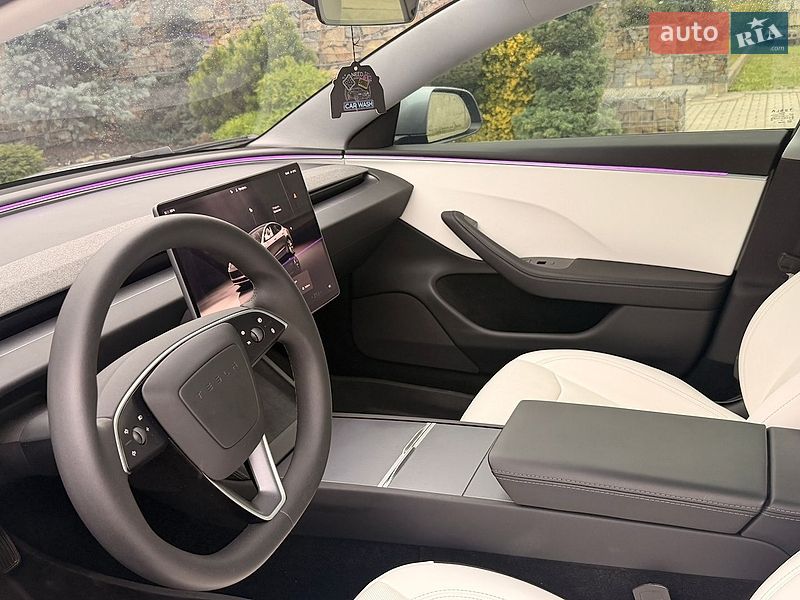 Седан Tesla Model 3 2025 в Стрию