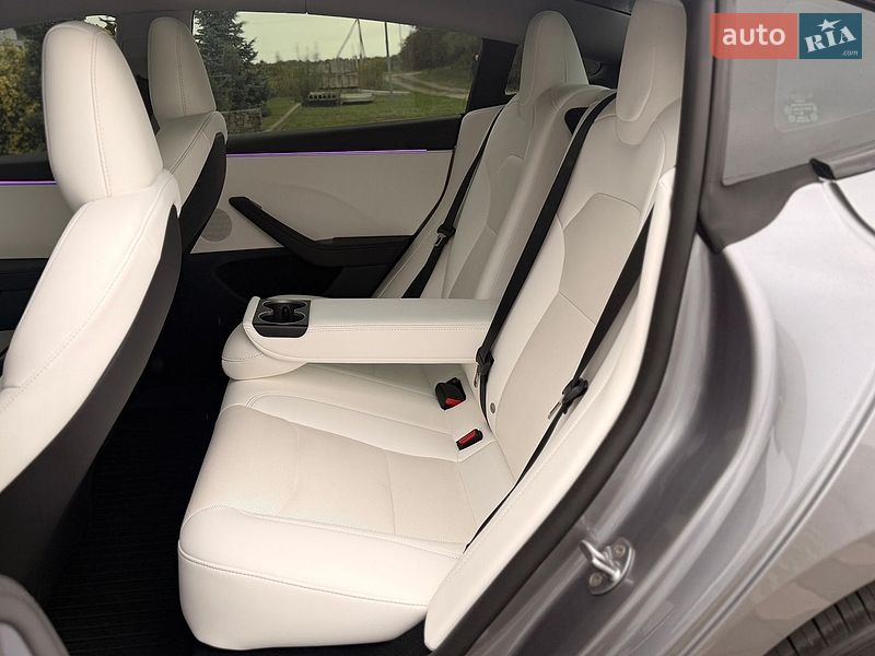 Седан Tesla Model 3 2025 в Стрию