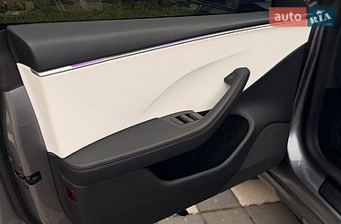 Седан Tesla Model 3 2025 в Стрию