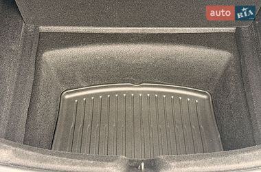 Седан Tesla Model 3 2025 в Стрию