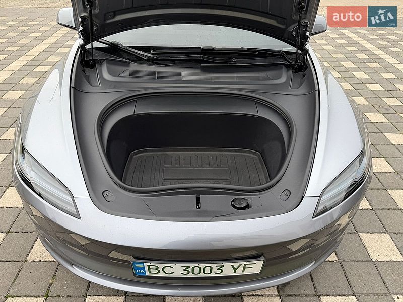 Седан Tesla Model 3 2025 в Стрию