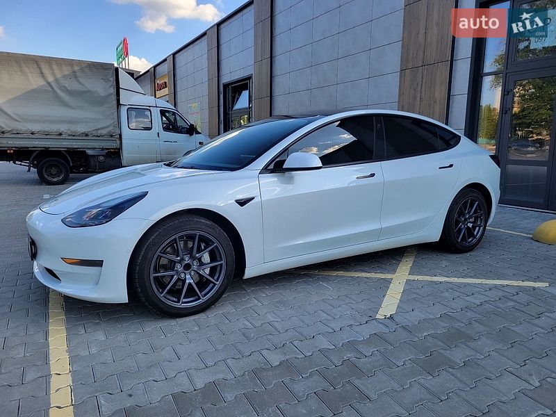 Седан Tesla Model 3 2022 в Житомире