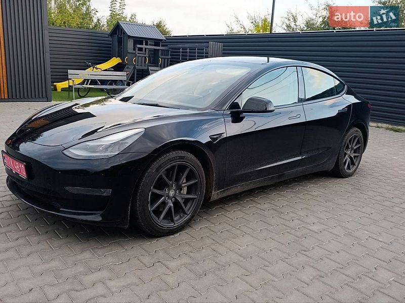 Седан Tesla Model 3 2023 в Луцке