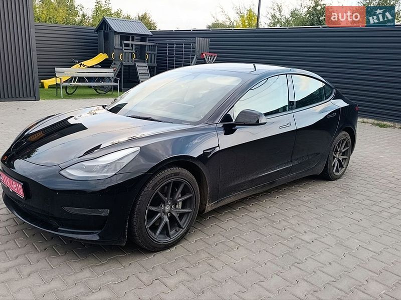 Седан Tesla Model 3 2023 в Луцке