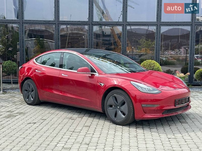 Седан Tesla Model 3 2018 в Львові