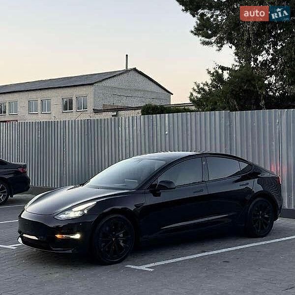Седан Tesla Model 3 2021 в Львове