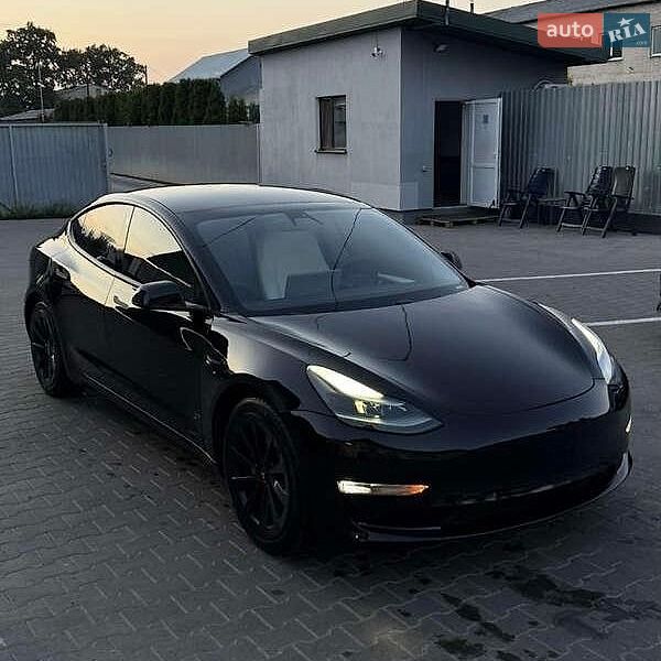 Седан Tesla Model 3 2021 в Львове