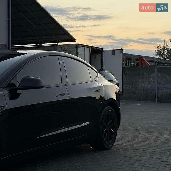 Седан Tesla Model 3 2021 в Львове