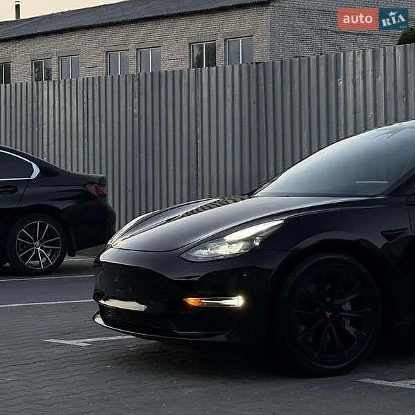 Седан Tesla Model 3 2021 в Львове