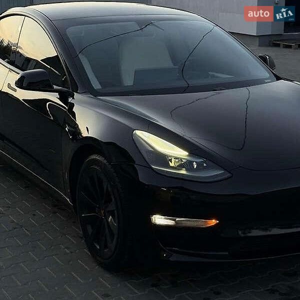 Седан Tesla Model 3 2021 в Львове