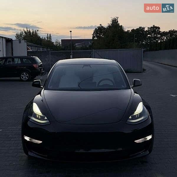 Седан Tesla Model 3 2021 в Львове