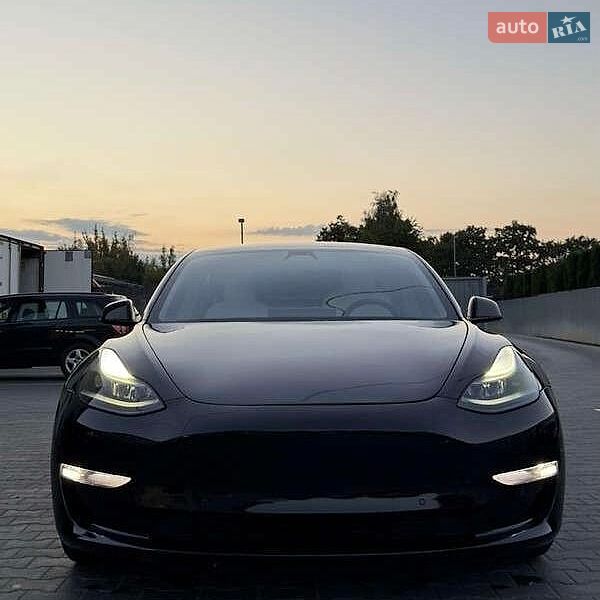 Седан Tesla Model 3 2021 в Львове